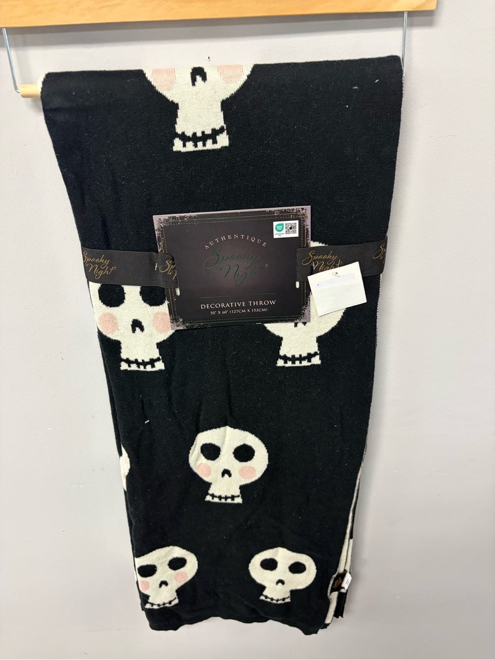 Authentique Spooky Night Black Skull Decorative Throw